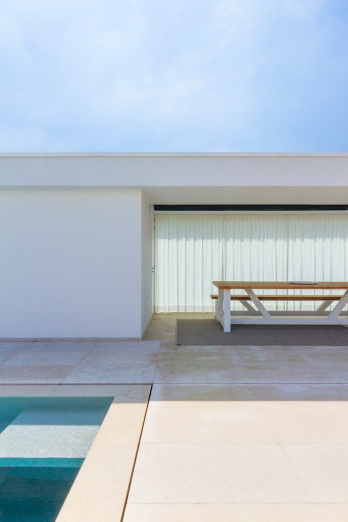 comment aménager une terrasse piscine en plusieurs étapes